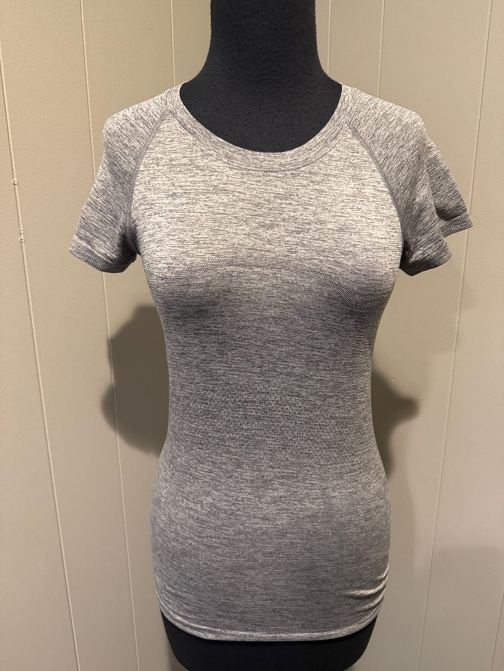 B40 lululemon athletica Women’s 4 Heathered Gray Fitted Short Sleeve Crew Tee